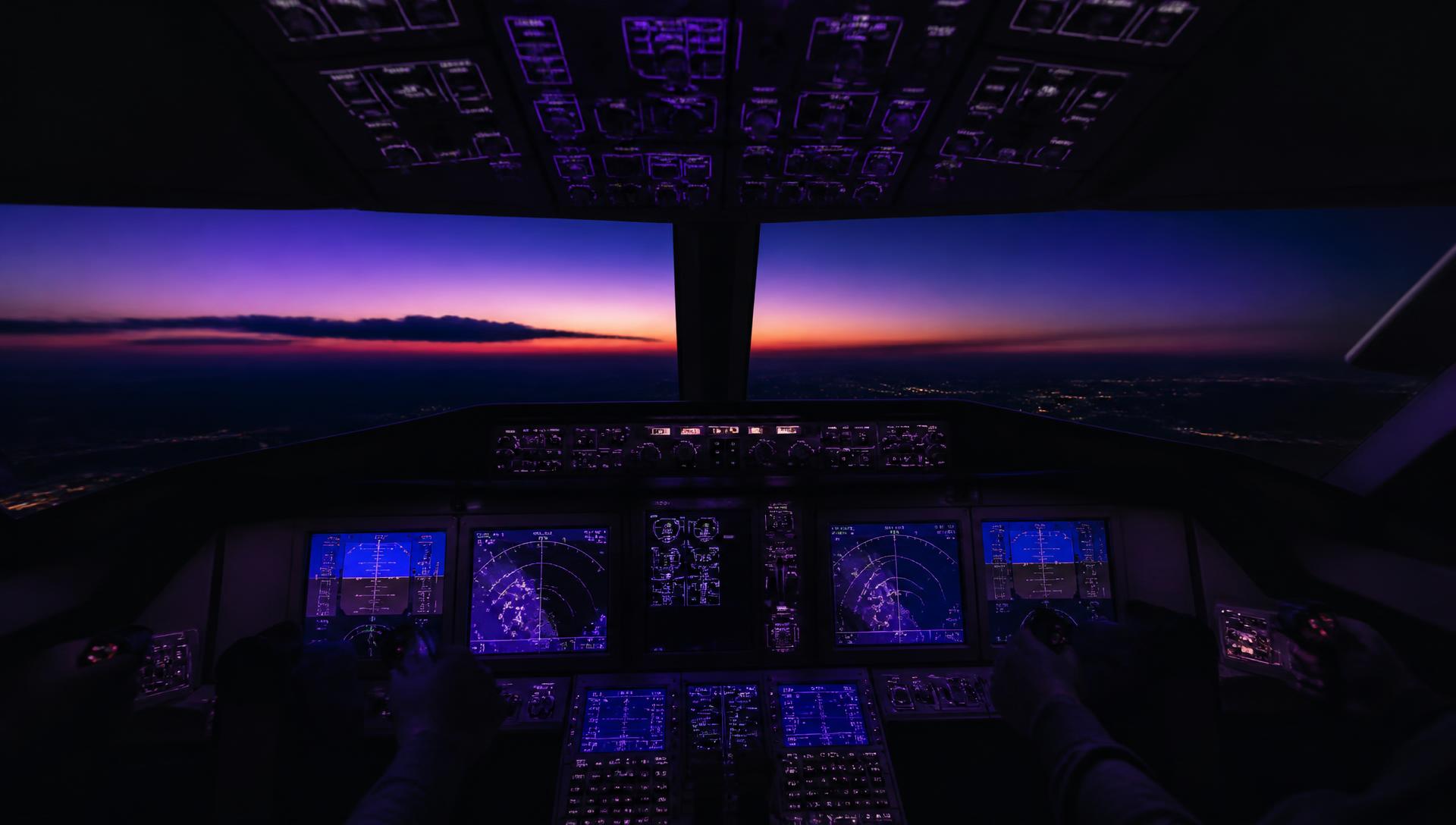 Cockpit de aeronave ao entardecer com instrumentos iluminados